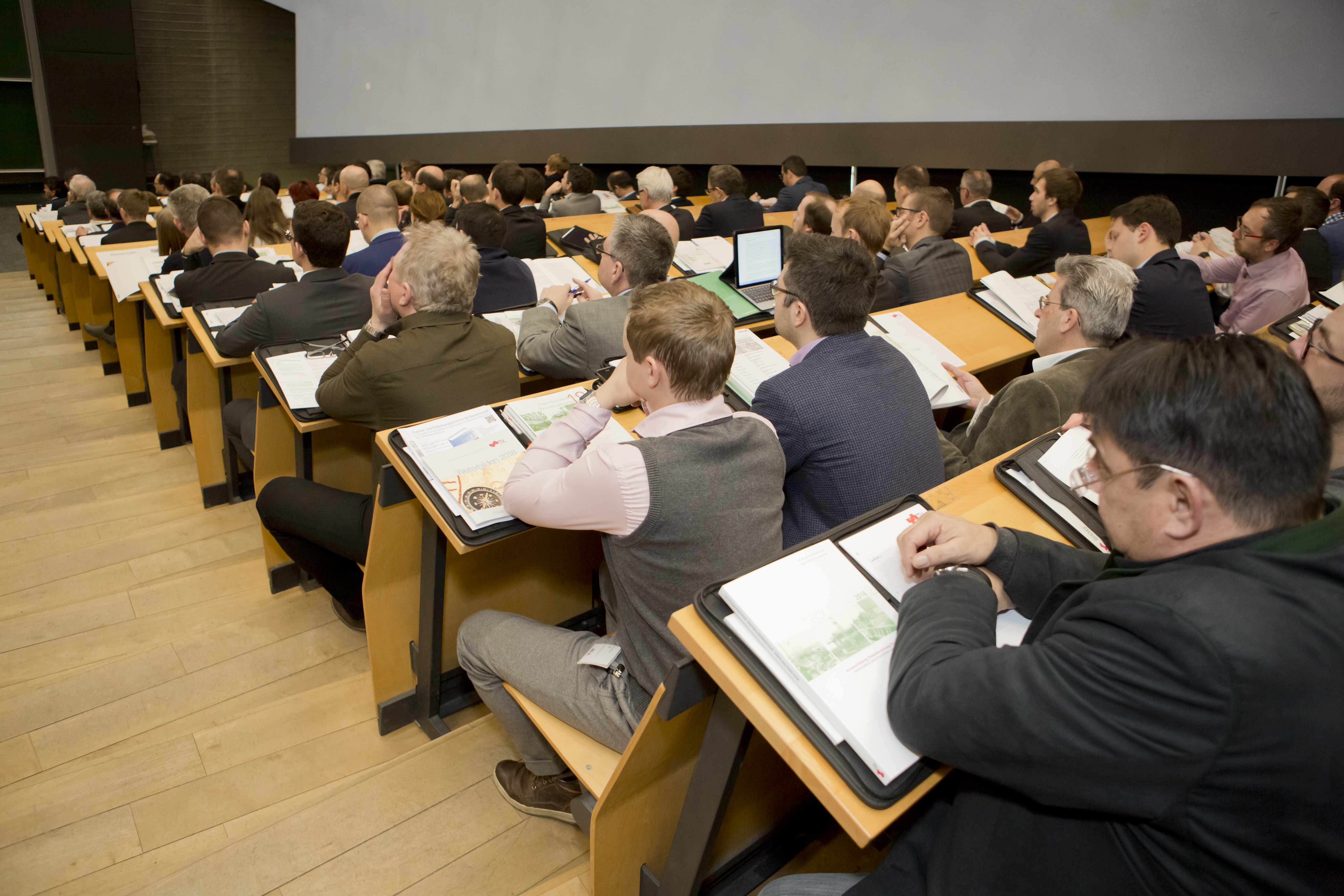 TeilnehmerInnen im Hörssal beim 16. Grazer Bauebtriebs- und Bauwirtschaftssymposium - Foto: Verena Kaiser für iBBW